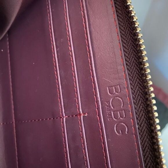 BCBG Vintage Burgundy Crocodile Embossed Zip Around Leather Wallet - Picture 10 of 10